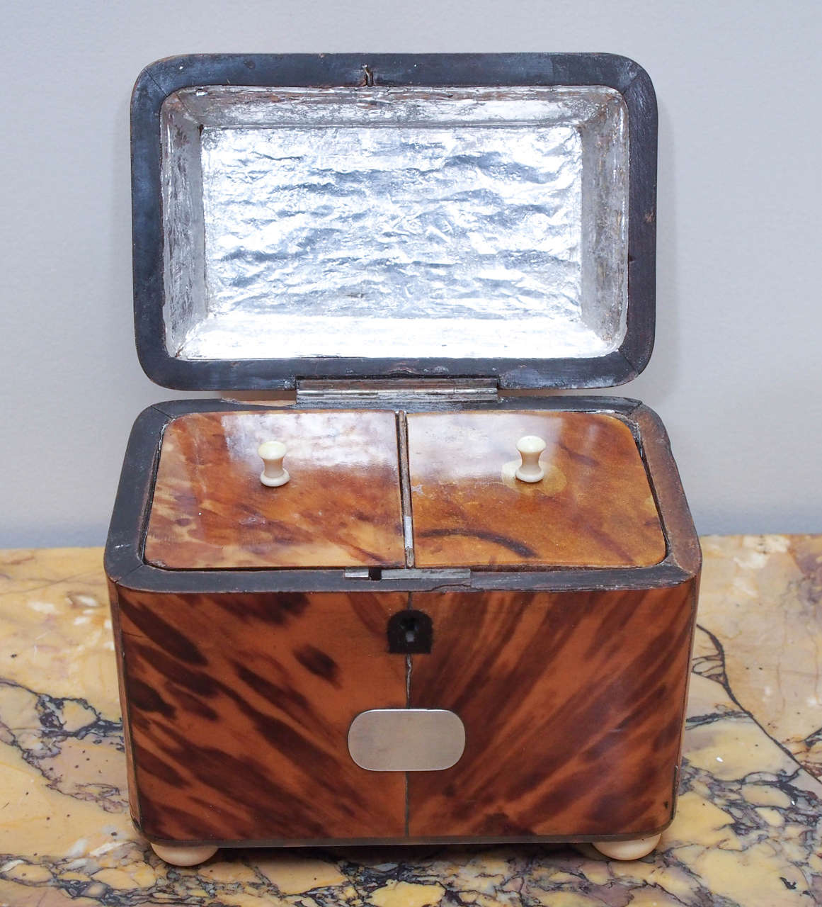 English George III Tortoiseshell Dome-Top Tea Caddy In Good Condition In Natchez, MS
