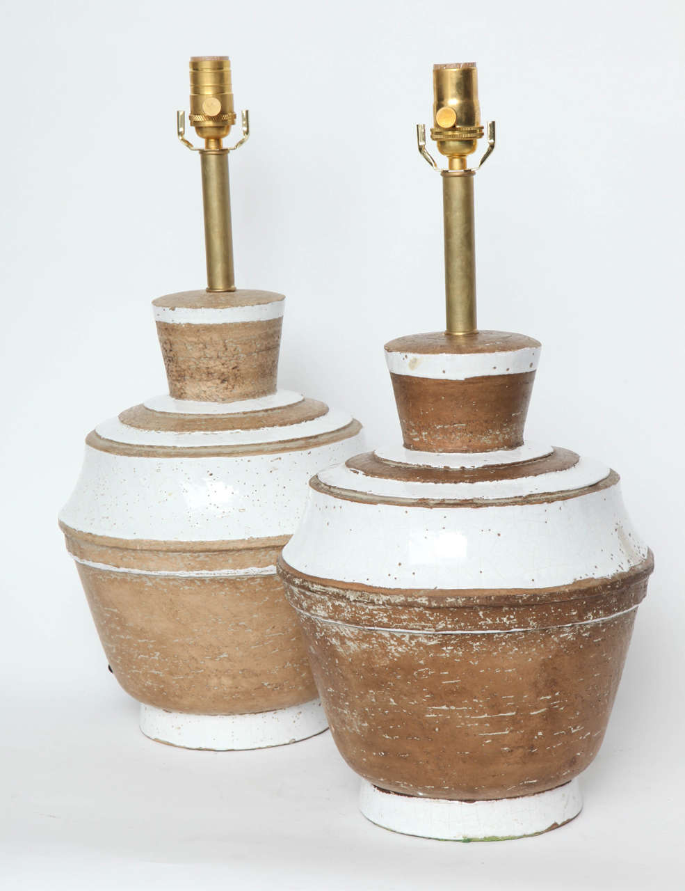 Pair of White and Tan Pottery Table Lamps by Zaccagnini for Raymor In Excellent Condition In New York, NY
