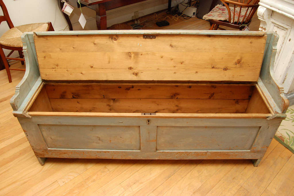 Painted English Bench with Lift Seat In Excellent Condition In Sheffield, MA