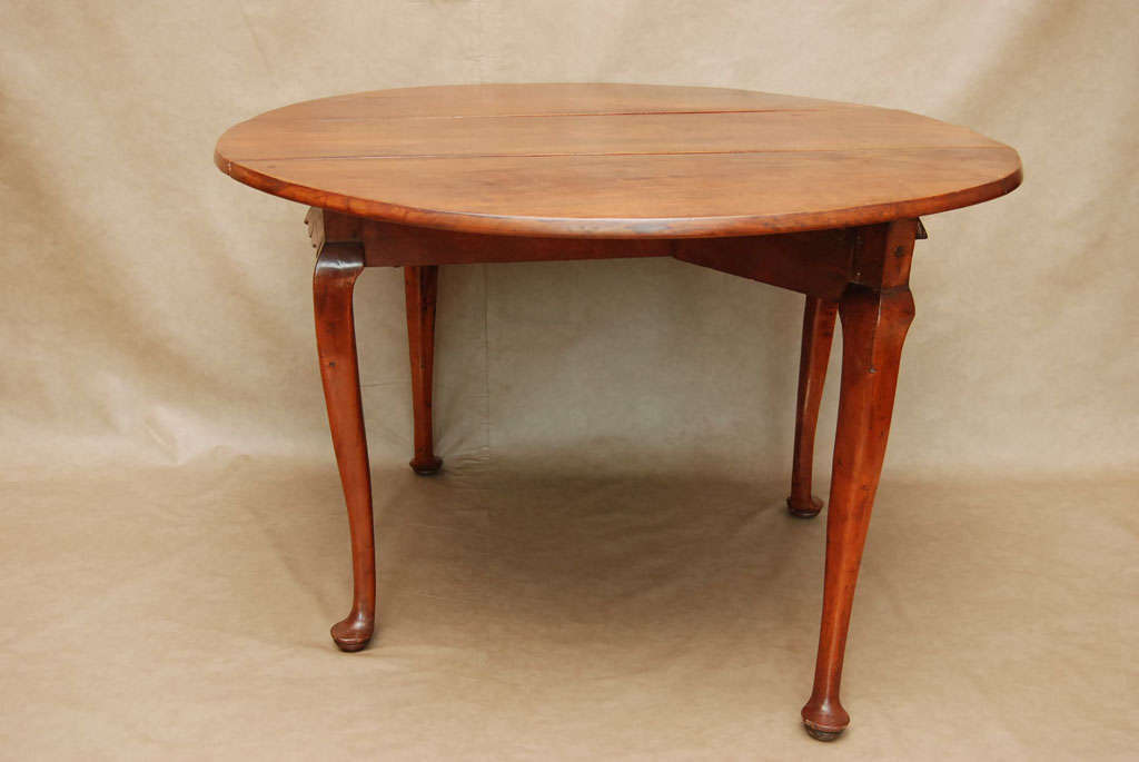 18th Century and Earlier American Queen Anne Walnut Drop Leaf Table
