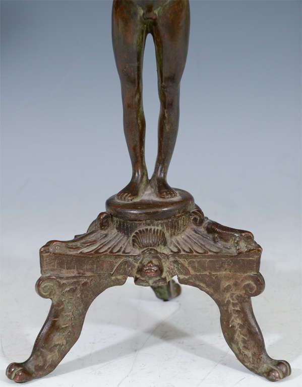 Chandelier en bronze antique avec motif néoclassique