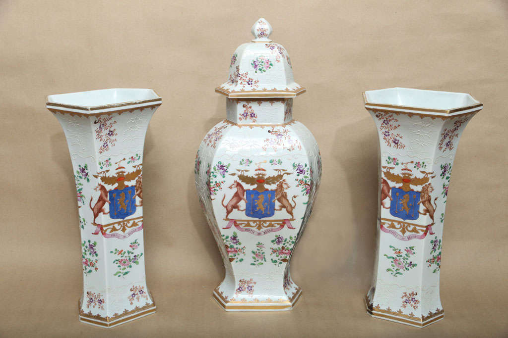 Fine three piece Samson garniture comprising two lily vases and one lidded vase all with the crest of the Cantillon or Cantlon family (an Irish and English family with Norman/French roots) and bearing the family motto, 