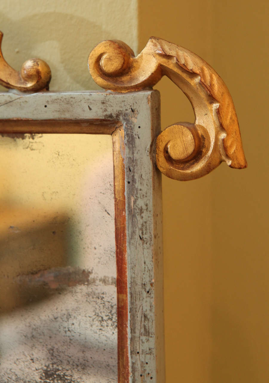A Small Painted and Giltwood Italian Mirror, c.1820 In Excellent Condition In Los Angeles, CA