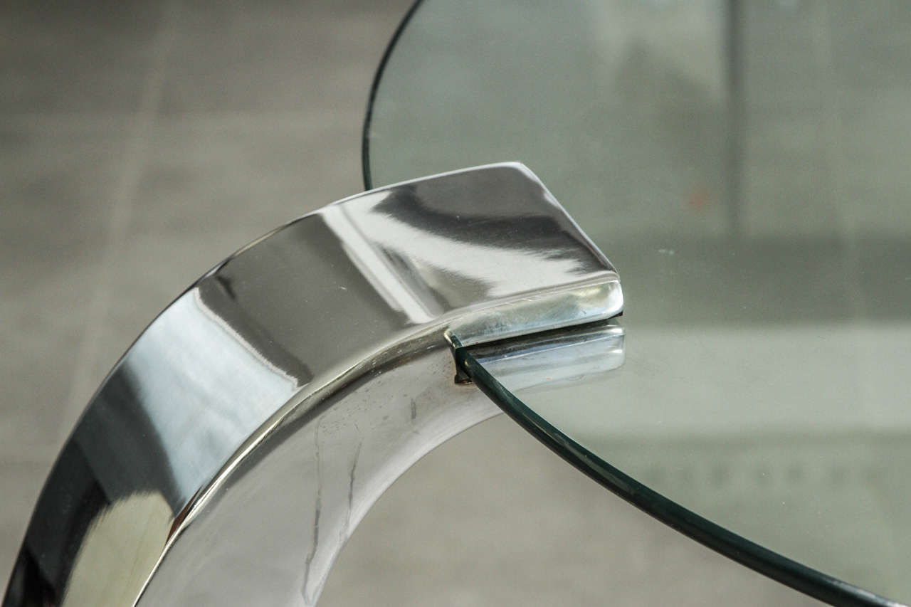 Circular Center Table of Glass with a Base of Three Discreet Chrome Supports In Excellent Condition In New York, NY