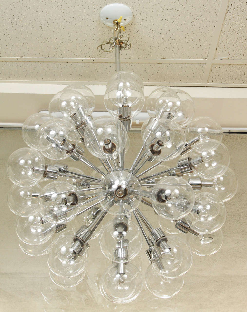 Large vintage 43 globe Sputnik chandelier by Lightolier.
This polished chrome fixture supports 43 6
