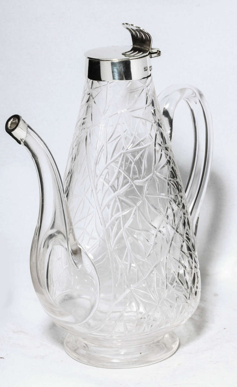 Inhabituelle cruche à liqueur victorienne à couvercle en verre monté en argent sterling, Londres,  année poinçonnée pour 1899, Charles Boynton - fabricant. Dimensions : 6