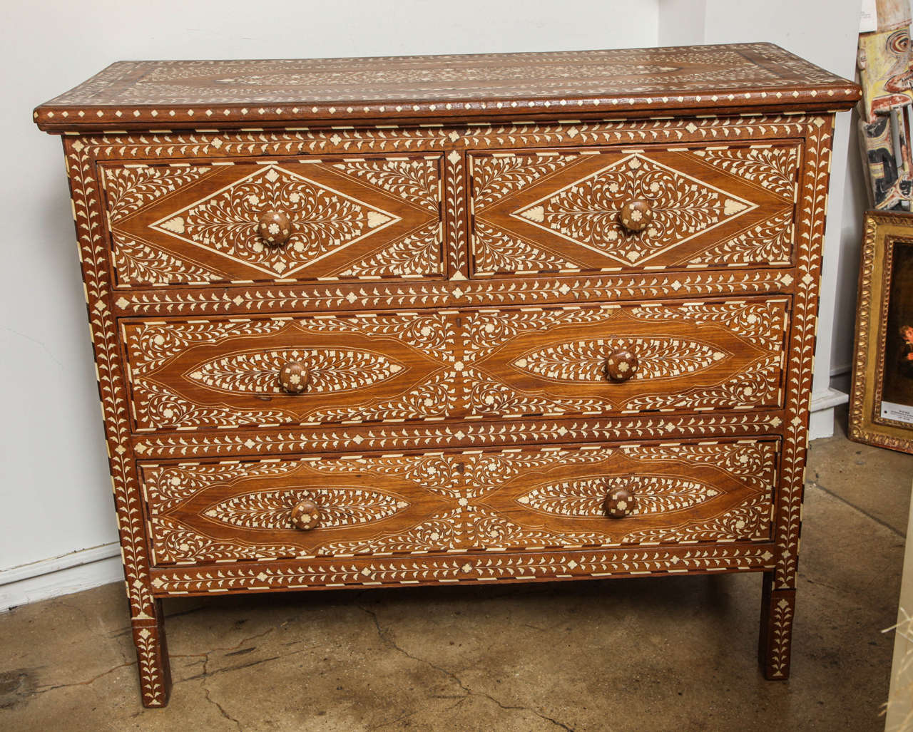 A chest of drawers with bone inlays from India. Five drawers and straight legs. Inlays in Classic Indian pattern.