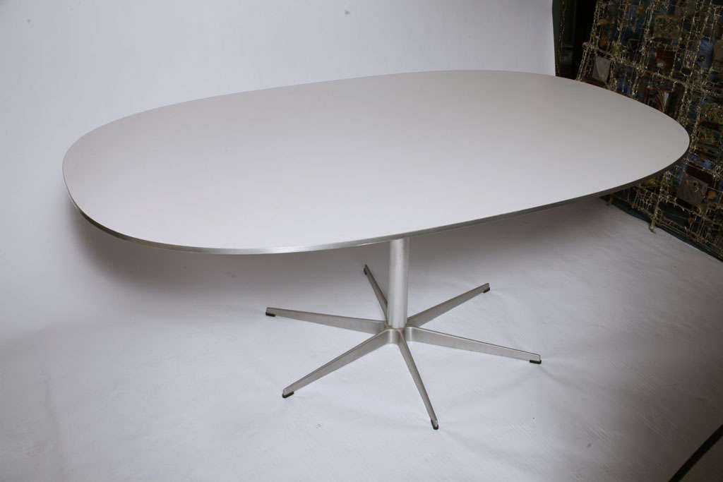 Table de salle à manger Arne Jacobsen & Piet Hein avec<br />
cette table est livrée avec le système d'alimentation en eau et en électricité <br />
10 chaises d'Oxford et correspond parfaitement