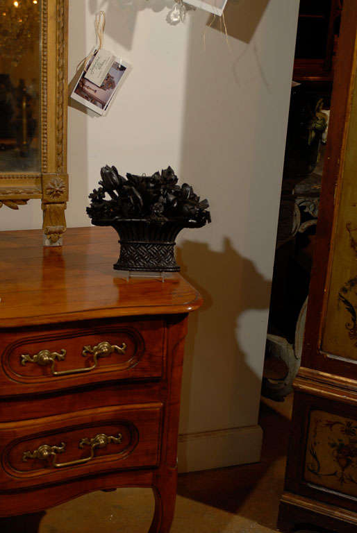 Ein französischer handgeschnitzter hölzerner Blumenstrauß in einem Weidenkorb aus dem 19. Jahrhundert mit dunkler Patina. Dieses exquisite französische Ornament zeigt einen zarten, handgeschnitzten Strauß zarter Blumen in einem nach außen gewölbten