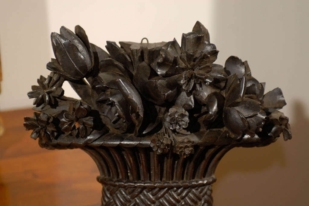 Handgeschnitzte Blumenkorb-Skulptur mit dunkler Patina, 19. Jahrhundert (Französisch) im Angebot