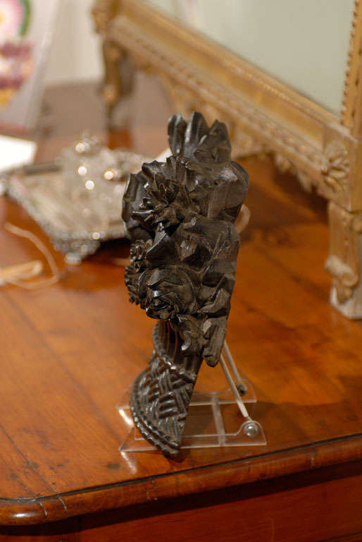 Handgeschnitzte Blumenkorb-Skulptur mit dunkler Patina, 19. Jahrhundert (Holz) im Angebot