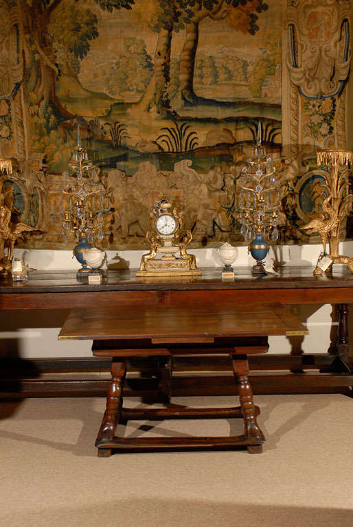 Ein rechteckiger Tisch aus Nussbaumholz mit gedrechselten Beinen und Bahre.

William Word Schöne Antiquitäten: Atlantas Quelle für antike Inneneinrichtungen seit 1956.