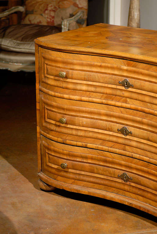 18th Century Walnut Serpentine German Commode For Sale 1