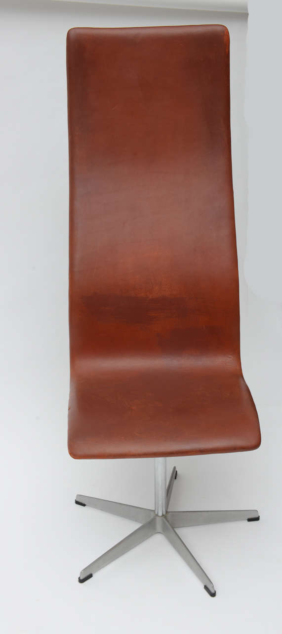 Satz von 4 Arne Jacobsen Oxford Stühlen Modell #7403
hergestellt von Fritz Hansen im Jahr 1965.
Ein großartiges Set von Stühlen in ihrem ursprünglichen pflanzlich gefärbten Leder.