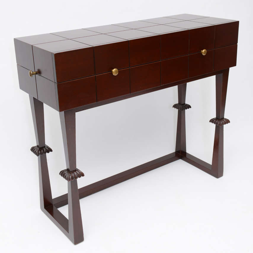 Tommi Parzinger - Commode di servizio Modello #862
prodotta da Charak nel 1940.
mogano intagliato
1 cassetto su 2 con maniglie in ottone spaccato.
Marcato Charak Modern