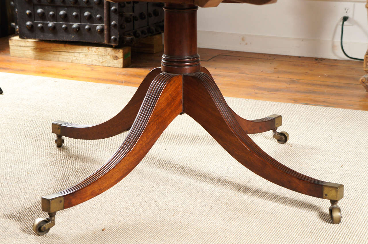 British English Mahogany Drop-Leaf Dining Table For Sale