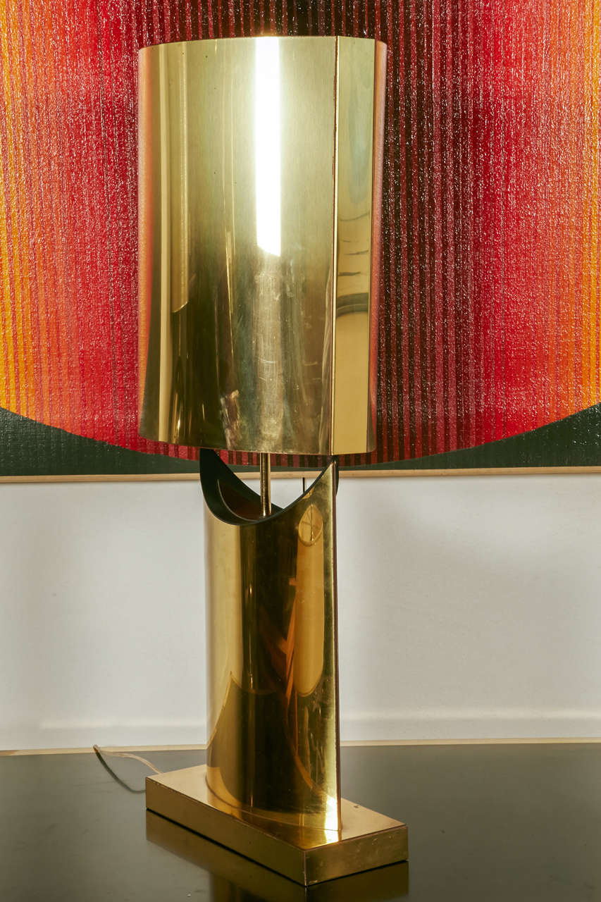 Geometrical structure with lamp shade
Made of Brass 
H. 94 x L. 38 x P. 26 cm
H. 37 x L. 15 x P. 10.2 in.