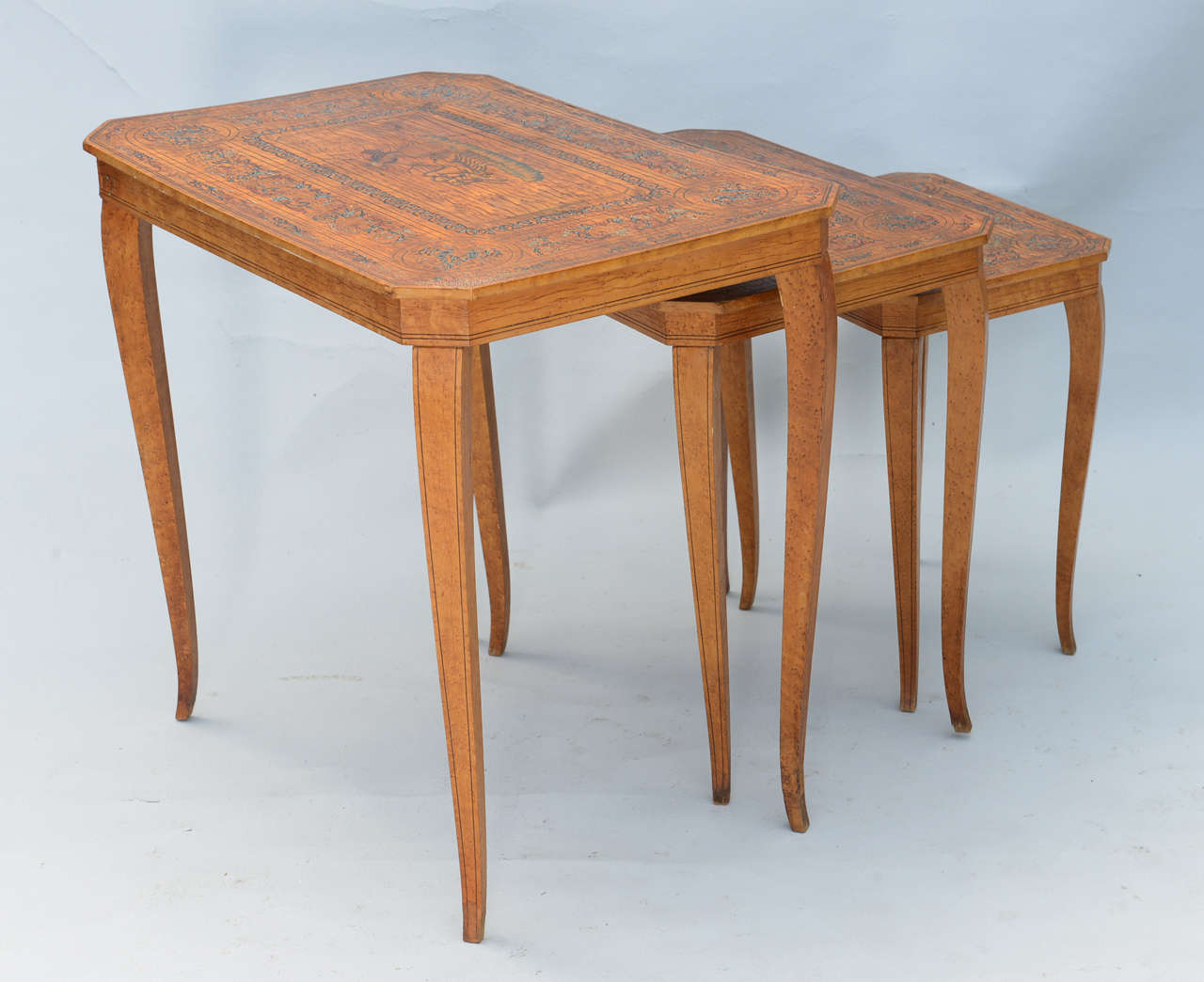 20ième siècle Ensemble de trois tables gigognes néoclassiques en vente