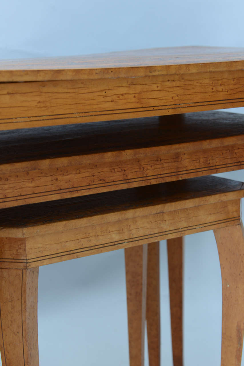 Ensemble de trois tables gigognes néoclassiques en vente 5
