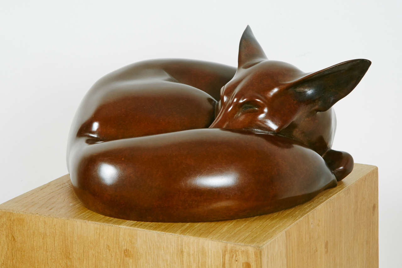 Sleeping fox, 2013, by.Jonathan KNIGHT
Light brown patinated bronze sculpture.
Signed, numbered on 12.