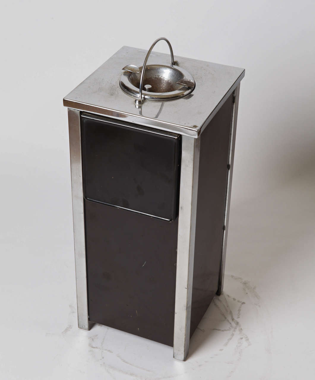 Machine Age Art Deco Smokestand Cocktail Cabinet smoke stand bar

Industrial design classic smoker with collapsible shelves and inside storage.
Enameled and chromed steel.
Ash cup has substantial surface wear, otherwise good condition.
Operating