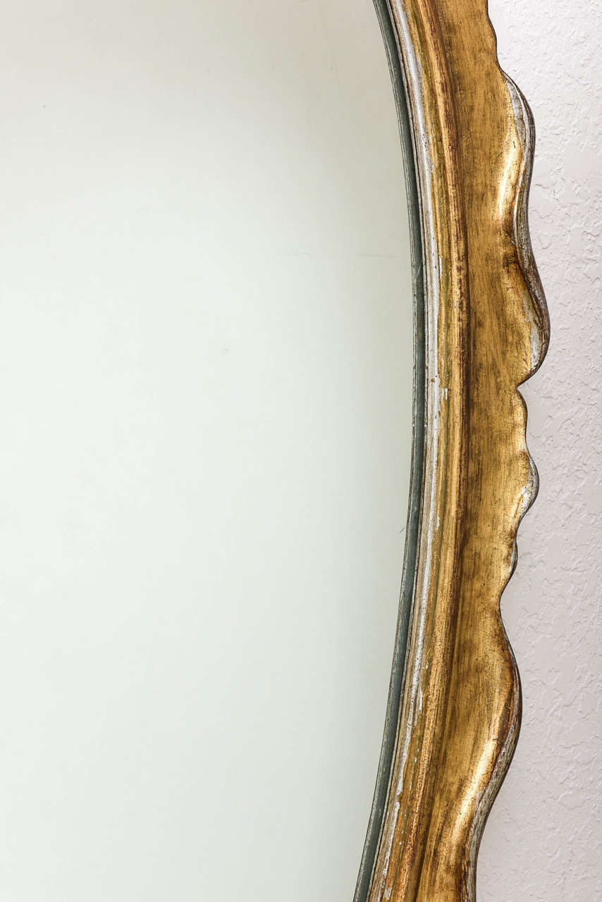 20ième siècle Miroir en bois doré de style Hollywood Regency à la manière de Dorothy Draper en vente