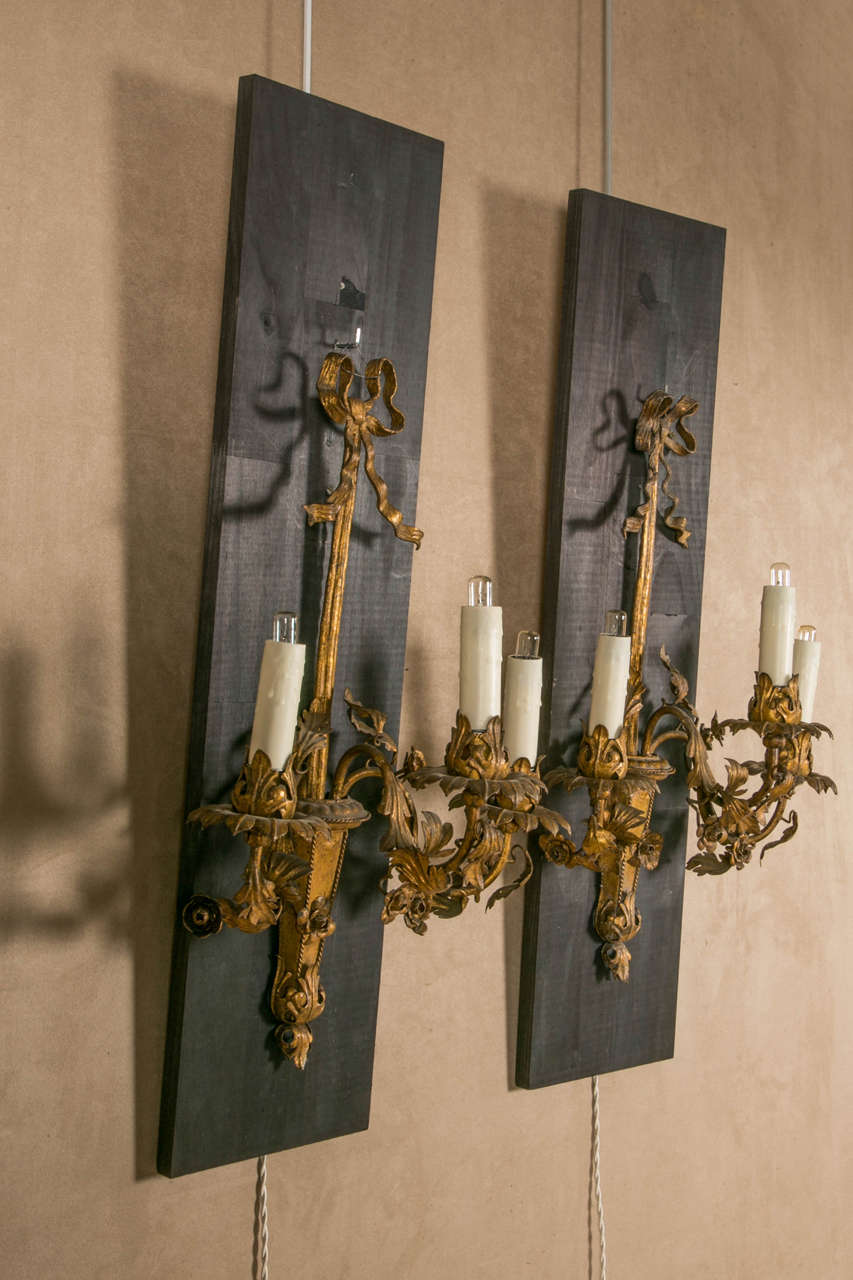 French 1950 Pair of Gilt Metal Wall Sconces in Louis XVI Style For Sale