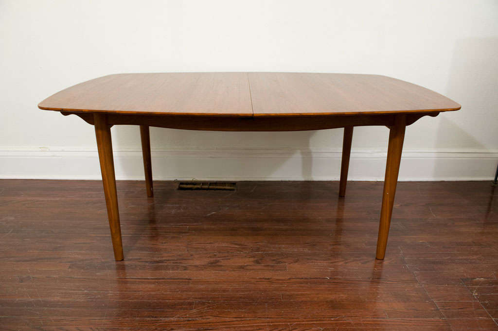 A classic Finn Juhl designed dinning table. This beautiful table<br />
has been restored and can be fitted with one or two leaves to extend to 108