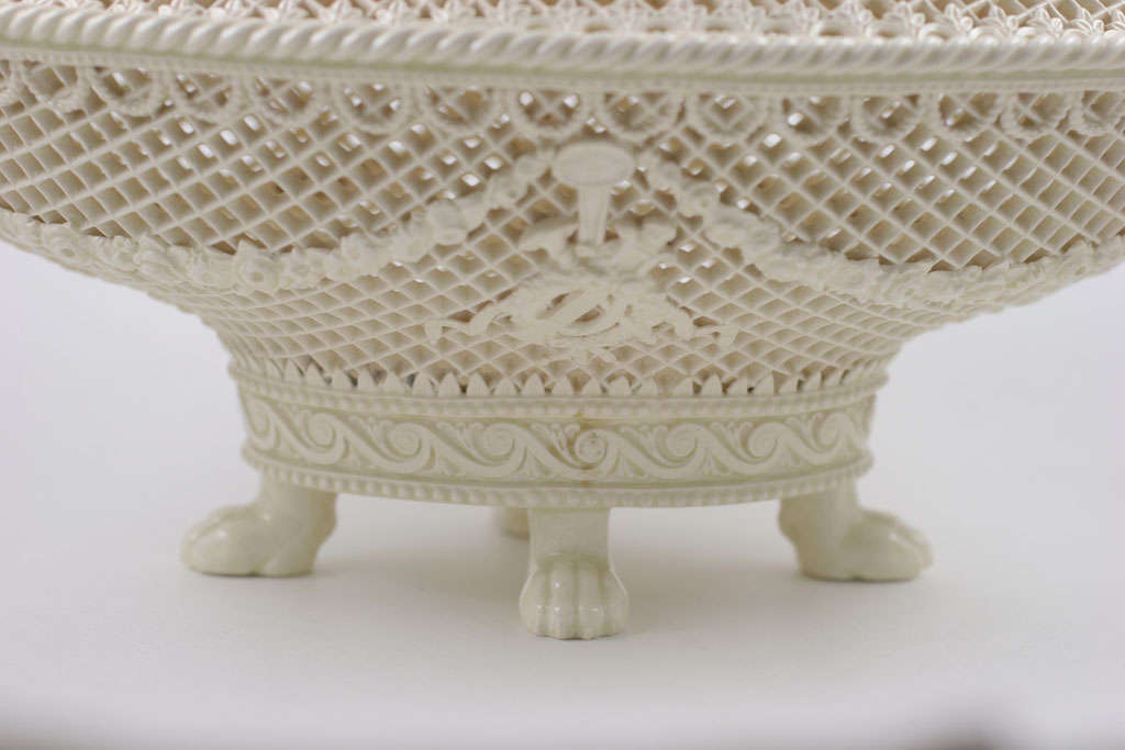 Wedgwood Imperial Queensware Covered Basket In Excellent Condition In New York, NY