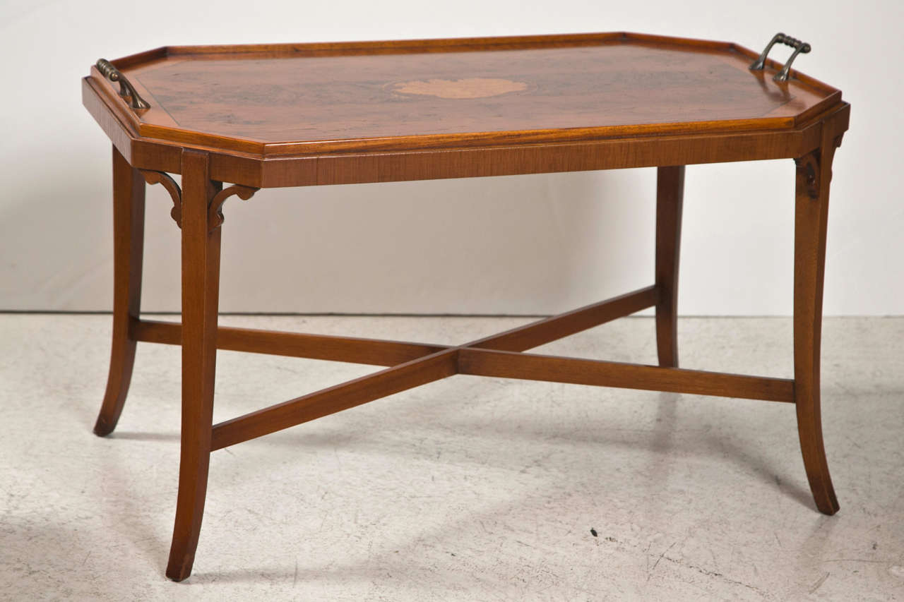 Inlaid Multiwood tray table banded top lift off tray In Good Condition In Stamford, CT