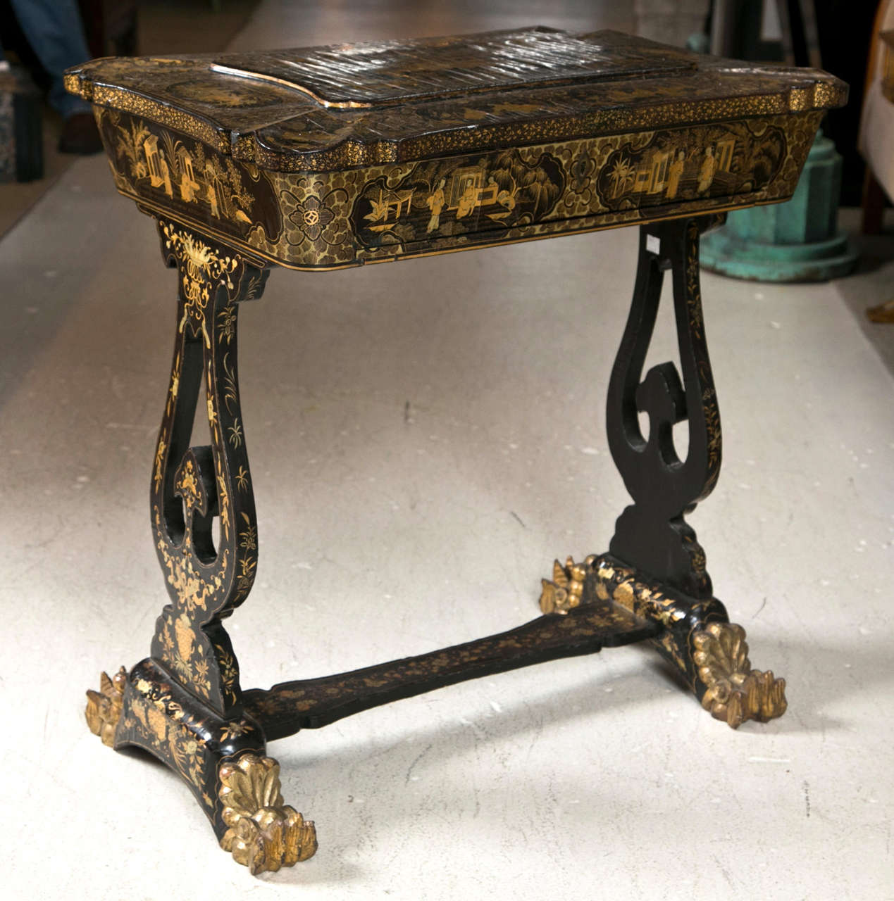 19th c. Antique Chinese Export Lacquer chinoiserie Sewing Stand 4