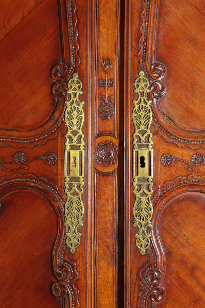 18th Century French Armoire In Excellent Condition For Sale In Los Angeles, CA