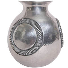 Vase Dinanderie Art Déco français en aluminium Rene Delavan