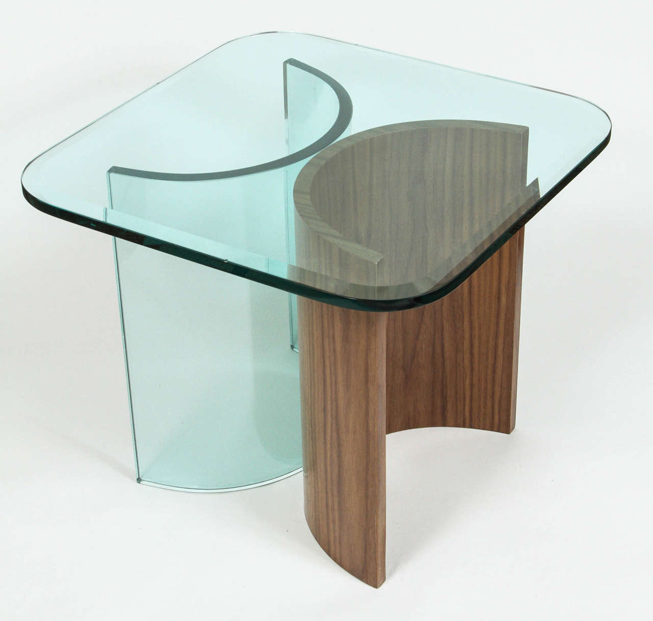 20th Century Pair of Curved Glass and Walnut Side Tables For Sale