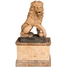 León italiano de terracota del siglo XIX sobre pedestal de imitación de mármol, 1,2 m de altura 