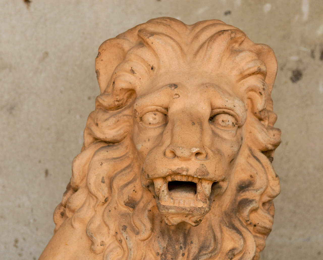 Italienischer Terrakotta-Löwen auf Kunstmarmorsockel aus dem 19. Jahrhundert, 4,5 m hoch  im Zustand „Gut“ im Angebot in Atlanta, GA