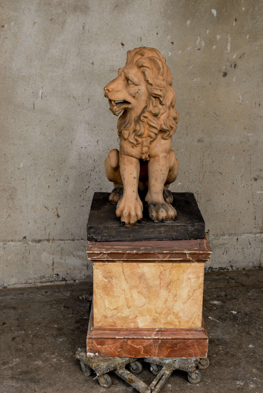 Grand lion italien du 19ème siècle en terre cuite sur piédestal en faux marbre, 11,4 m de haut  en vente 2