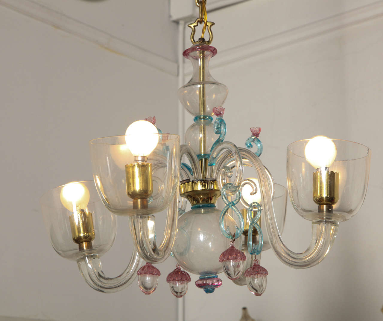 STYLISH SMALL 4 ARM CHANDELIER MADE IN VENICE 1950 By SEGUSO, DESIGNED BY FLAVIO POLI. BLUE AND ROSE APPLIED TRIM IN THE FORM OF SMALL EGG CORNS WITH HAND MADE BRASS CHAIN, BEAUTIFUL QUALITY.