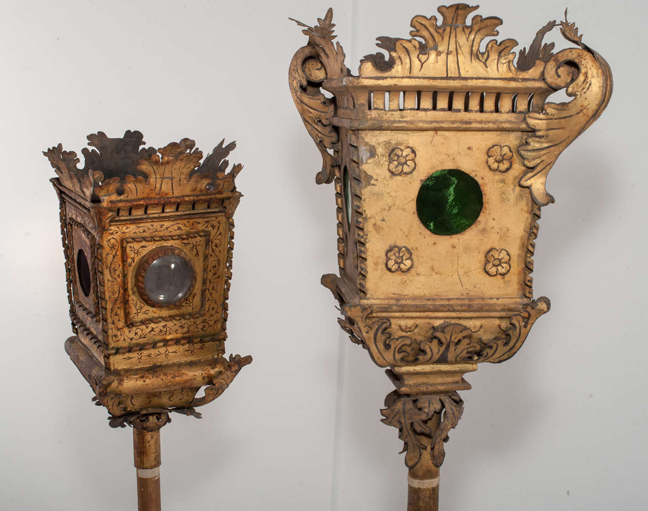 Pair of 18th Century Golden Plate and Red and Green Glass French Lanterns In Good Condition For Sale In Milan, IT
