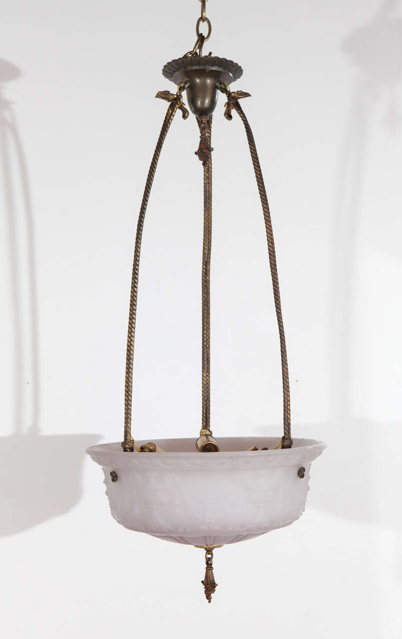 Pendentif victorien en verre encastré nouvellement câblé pour trois ampoules standard.
