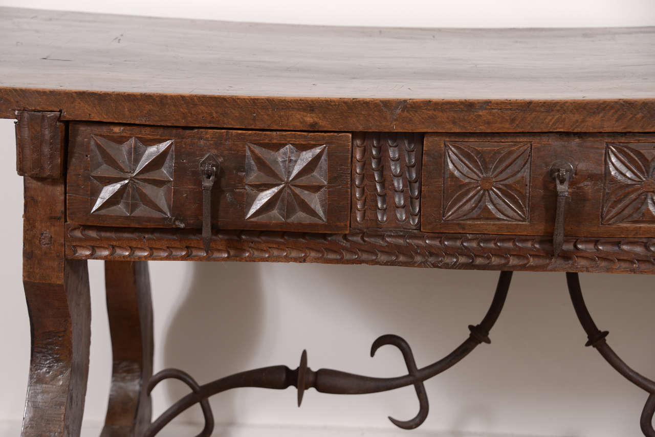 17th Century Spanish Baroque Walnut Table In Excellent Condition In Houston, TX