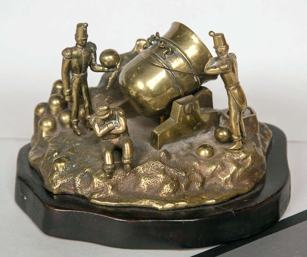 Bronze inkwell, depicting the French army during the revolution on an organic form base.