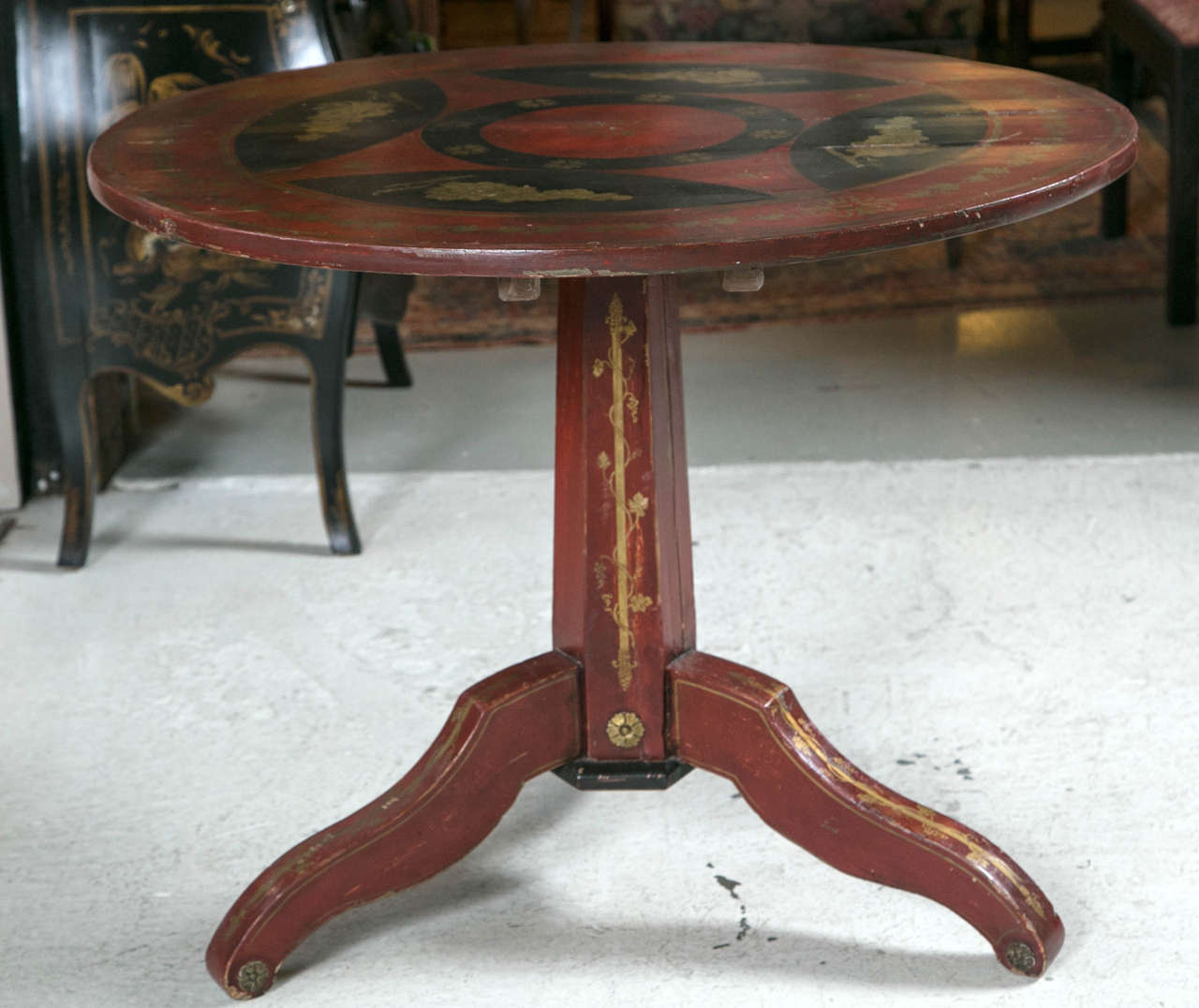 Dutch Painted Tilt-Top Table In Good Condition For Sale In Stamford, CT