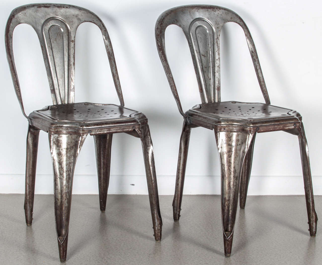 Juego de cuatro sillas apilables de metal by Tolix Art Decó en venta