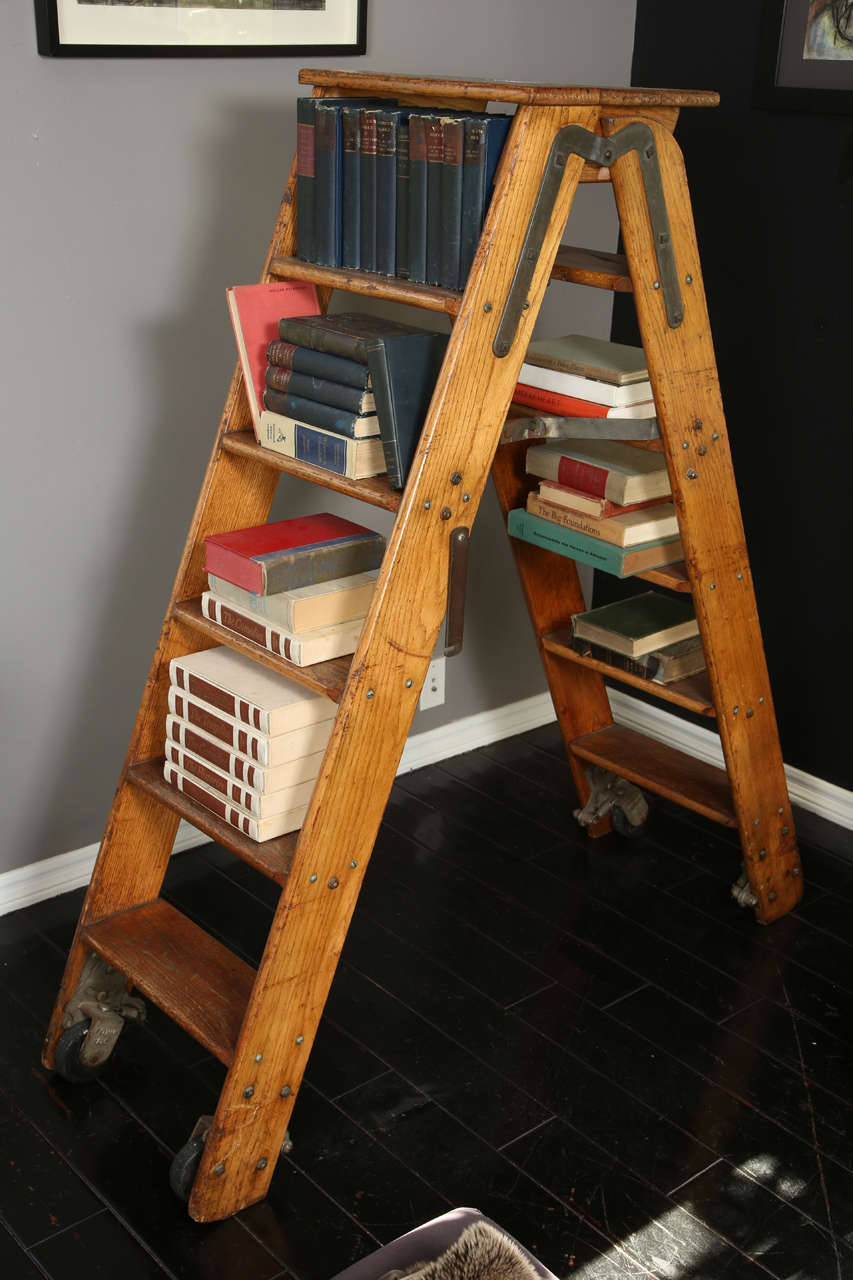 Putnam and Co. library ladder in excellent functional condition. 

Original label intact. 