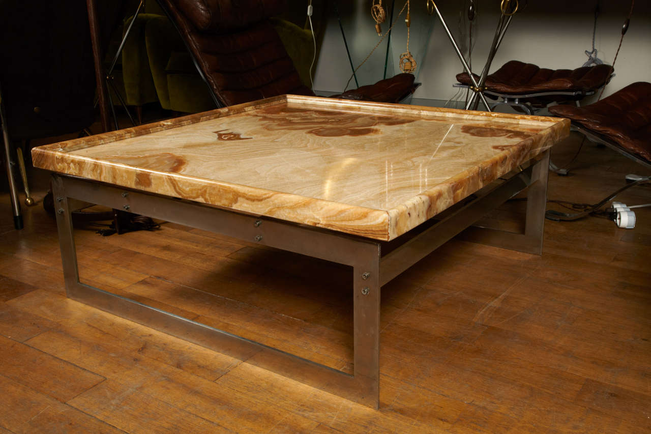 Rare et belle table basse avec un plateau en marbre et des pieds en métal
