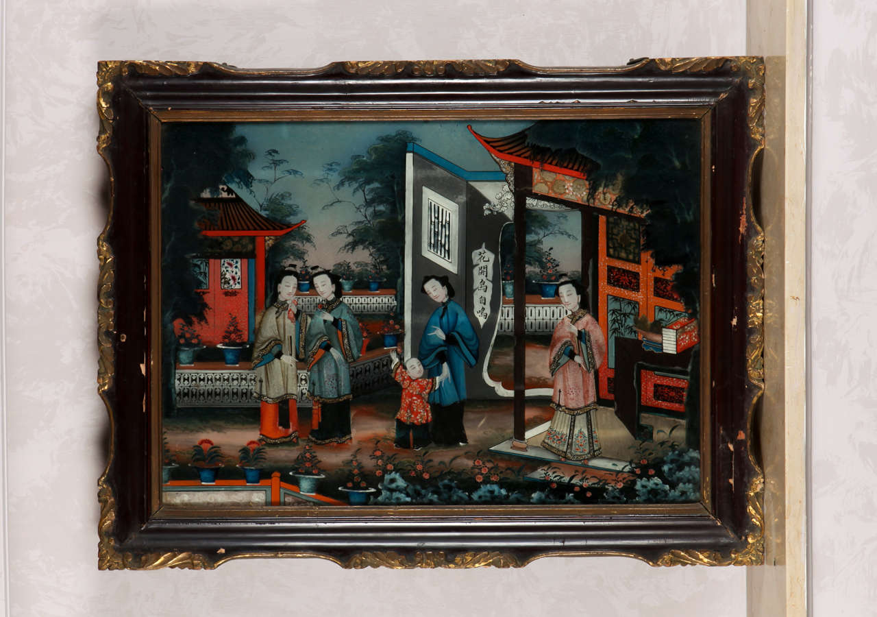 Paire de peintures chinoises en verre inversé représentant des femmes et un enfant dans un pavillon de jardin. Encadrement original 