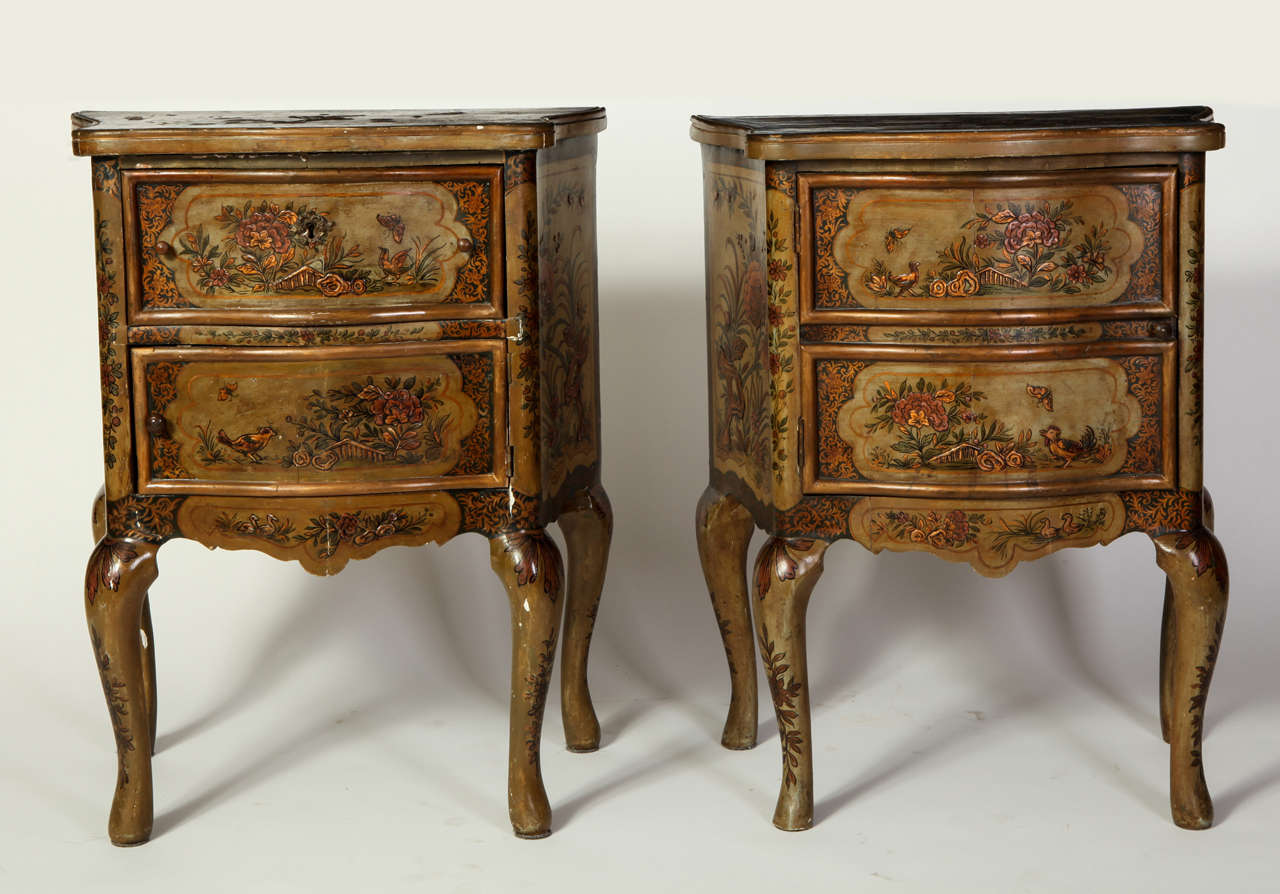 A pair of small Italian pale green lacquered, parcel-gilt and pastiglia decorated commodes.
Decorated reserves with flowers and birds,
one with two drawers, the other with one door, on cabriole legs.
Measures: Cm 76 x 61 x 38.