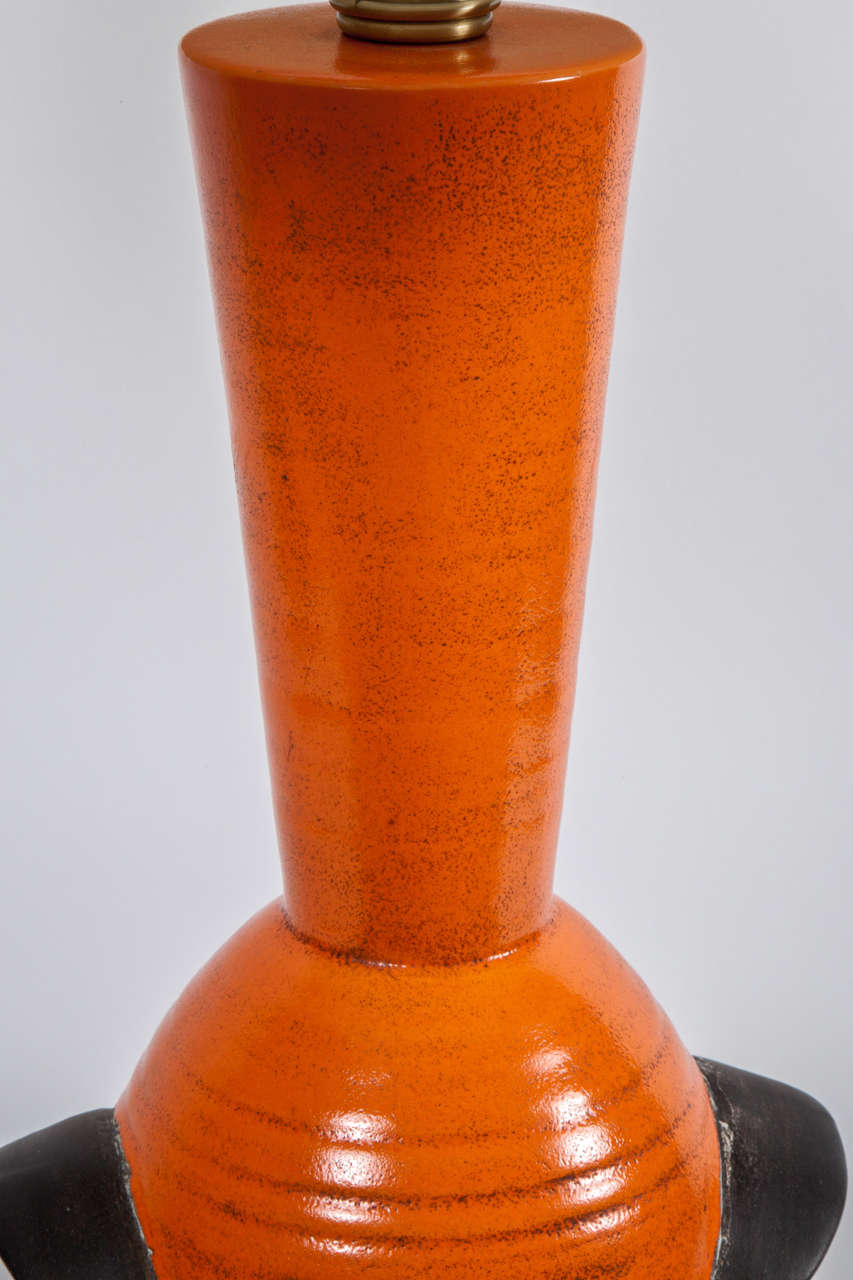 Raymor Orange Pottery Table Lamp In Good Condition For Sale In New York, NY