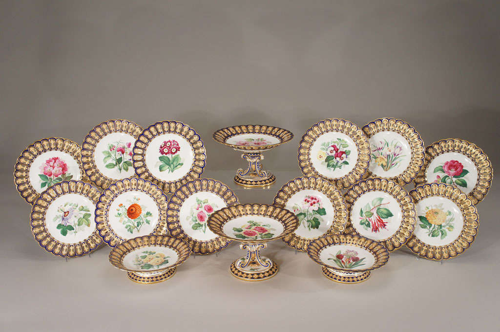 Un servizio completo di dessert dipinto a mano realizzato da Minton mette in mostra il loro superbo talento e la loro abilità artistica. Al centro di ogni piatto sono presenti splendidi esemplari, composti da 12 piatti da dessert, 2 composte alte e